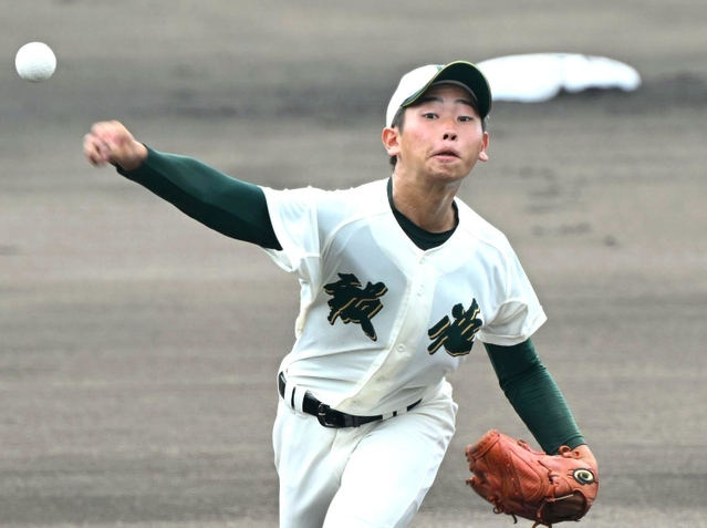 作新学院戦で力投する報徳の先発田村＝２４日午前、姫路市飯田、ウインク球場（撮影・坂井萌香）