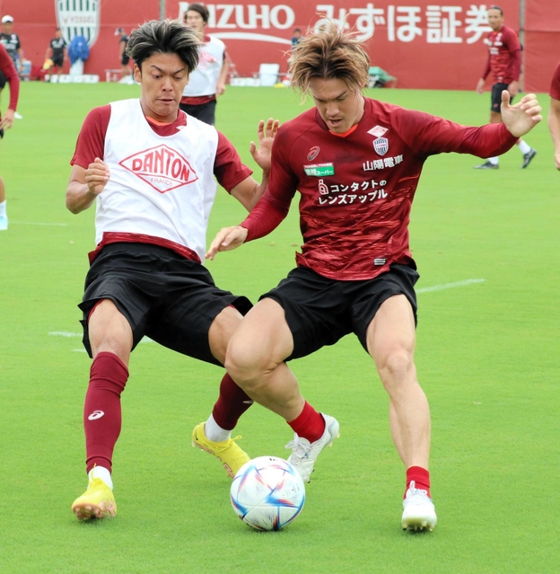 激しくボールを奪い合う神戸のＤＦ酒井（右）とＦＷ小田＝神戸市西区、いぶきの森球技場