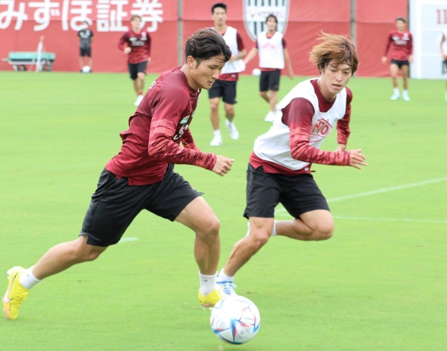 縦に仕掛けるＭＦ飯野（左）とマークに走るＭＦ井上＝神戸市西区、いぶきの森球技場