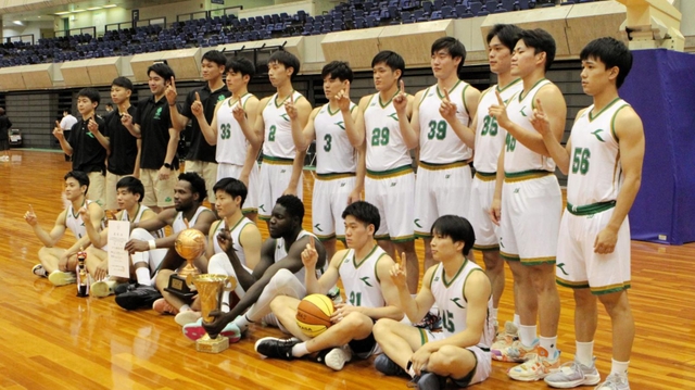 男子で初優勝し、記念撮影する神戸医療未来大の選手ら