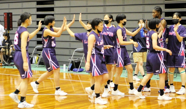 女子決勝で優勝を決めて喜ぶ武庫川女大メンバーら