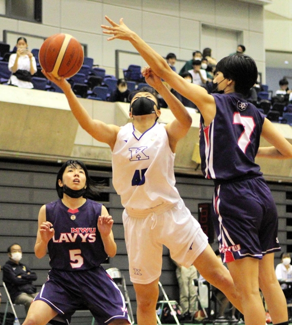 女子決勝・武庫川女大-関学大　後半、シュートする関学大の永野（中央）