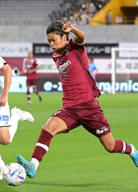 果敢な仕掛けで神戸の攻撃を活性化するＦＷ小田＝７月30日、ノエビアスタジアム神戸 