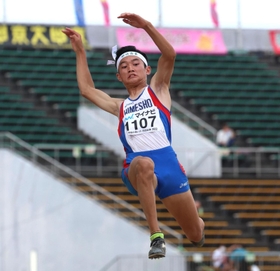陸上男子走り幅跳び決勝　７メートル４０で優勝した姫路商の吉田正道＝４日、鳴門ポカリスエットスタジアム（撮影・長嶺麻子） 