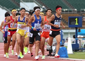陸上男子１５００メートル決勝　残り１周で先頭を走る西脇工の長島幸宝（右）＝４日、鳴門ポカリスエットスタジアム（撮影・長嶺麻子）