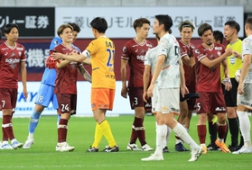 後半ロスタイムの決勝ゴールで勝利し、清水の選手と健闘をたたえ合う酒井（２４）や山口（５）ら神戸の選手たち＝７月６日、ノエビアスタジアム神戸