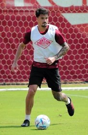 「やる気に満ちあふれている」とＪリーグデビューへの意気込みを語る神戸の新加入ＤＦトゥーレル＝神戸市西区、いぶきの森球技場（Ｃ）ＶＩＳＳＥＬ　ＫＯＢＥ