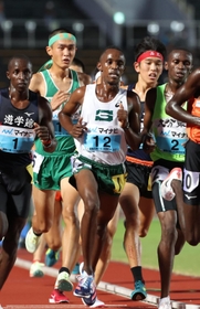 陸上男子５０００メートル決勝　外国人留学生に囲まれて力走する報徳の前田和摩（左から２人目）と西脇工の長嶋幸宝（右から２人目）＝鳴門ポカリスエットスタジアム（撮影・長嶺麻子）