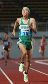 陸上男子５０００メートル決勝　日本人１位となる４位でゴールした報徳の前田和摩＝鳴門ポカリスエットスタジアム（撮影・長嶺麻子）