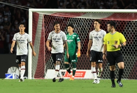 Ｃ大阪-神戸　前半２２分、Ｃ大阪のタガートに先制ゴールを許し、肩を落とす神戸イレブン＝ヨドコウ桜スタジアム（撮影・吉田敦史）