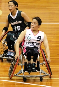 予選リーグ・カクテル－パッション　第１クオーター、攻め込むカクテルの北間優衣（９）