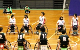 予選リーグ・カクテル-パッション　大勝で試合を終え、整列するカクテルの選手