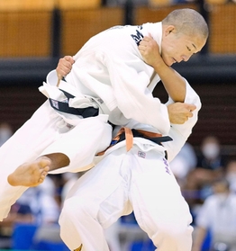 男子６６キロ級決勝　東海大相模・服部辰成（下）を破り、優勝した神港学園・顕徳海利＝愛媛県武道館