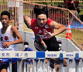 陸上男子共通１１０メートル障害の予選で力走する立花の村田隼。決勝で１３秒６８の日本中学タイ記録をマークした＝ロートフィールド奈良