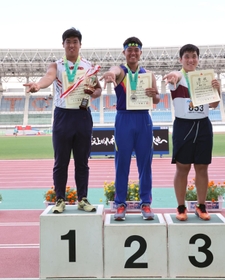 陸上男子円盤投げで悲願の初優勝を果たした社の山口翔輝夜（左）＝７日、徳島県鳴門市、鳴門ポカリスエットスタジアム（撮影・長嶺麻子）