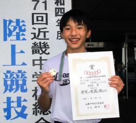 陸上男子共通１１０メートル障害で日本中学タイ記録の13秒68をマークし笑顔をみせる立花の村田隼＝ロートフィールド奈良