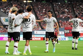 札幌ー神戸　前半、汰木（１６）が先制ゴールを決め、喜ぶ神戸イレブン＝札幌ドーム