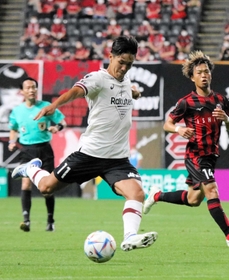 札幌－神戸　後半、けがから３戦ぶりに復帰し、積極的にシュートを放つ神戸の武藤