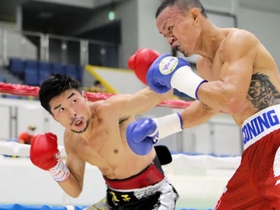 ２回、左フックを繰り出す山中竜也（左）