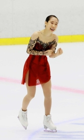 演技を終え、笑顔を見せる三原舞依（撮影・石湯恒介）