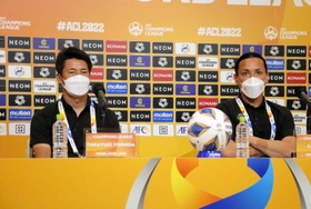 ＡＣＬ決勝トーナメント１回戦に向けた公式会見に臨む神戸の吉田監督（左）とＤＦ大崎＝さいたま市、埼玉スタジアム