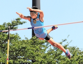 陸上男子棒高跳び決勝　４メートル40で優勝した上野の杉本惺昭＝いずれもとうほう・みんなのスタジアム