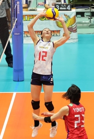 女子日本代表の紅白戦でトスをあげるＪＴマーヴェラスの籾井あき（１２）＝２０日、姫路市西延末、ヴィクトリーナ・ウインク体育館（撮影・長嶺麻子）