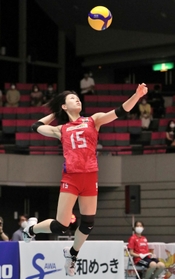 女子日本代表の紅白戦で、サーブを放つＪＴマーヴェラスの林琴奈＝２０日、姫路市西延末、ヴィクトリーナ・ウインク体育館（撮影・長嶺麻子）