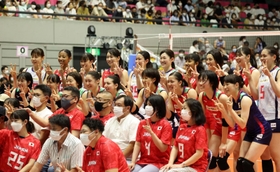 観覧に訪れた地元ファンらと共に記念写真に収まる女子日本代表選手＝２０日、姫路市西延末、ヴィクトリーナ・ウインク体育館（撮影・長嶺麻子）