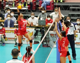 紅白戦でスパイクを放つ宮部愛芽世。右手前は姉の宮部藍梨＝ヴィクトリーナ・ウインク体育館（撮影・長嶺麻子）
