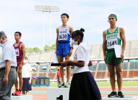 男子１年３０００メートル障害を大会新記録で制し、表彰される須磨学園の長谷川大翔（中央）