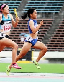 女子共通４００メートルリレー決勝　大会新記録での優勝に貢献した滝川第二のアンカー西藤杏純（右）