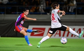 ＩＮＡＣ神戸-千葉　前半、ＩＮＡＣ神戸の愛川陽菜のミドルシュートが決まり、２-０とする＝堺市立サッカー・ナショナルセンター（撮影・中西幸大）