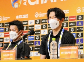 ２年ぶりの４強入りに向けて公式会見で意気込みを示す神戸の吉田監督（左）とＭＦ飯野＝さいたま市、埼玉スタジアム