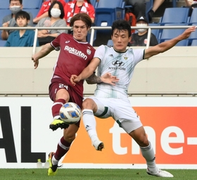 前半、全北の選手と競り合う神戸・酒井高徳（左）＝埼玉スタジアム（撮影・堀内翔）