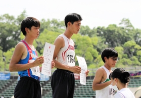 男子２年三段跳びを１５メートル０２の大会新記録で制し、表彰される社の藤本謙伸（中央）ら