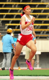 女子１年８００メートル決勝　優勝した東播磨の長野亜美