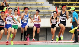 男子２年８００メートル決勝　優勝した兵庫の岡田悠佑（２８４４）
