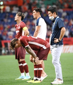 全北に敗れ、肩を落とす神戸の（右から）吉田監督、酒井、槙野、山口（撮影・堀内翔）