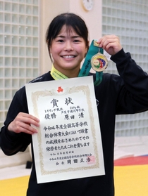 全国高校総体レスリング女子53キロ級の金メダルと賞状を手に笑顔を見せる芦屋学園の原田渚＝芦屋市六麓荘町