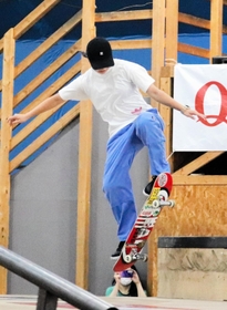 演技を披露する西矢椛選手＝東京都足立区、ムラサキパーク東京