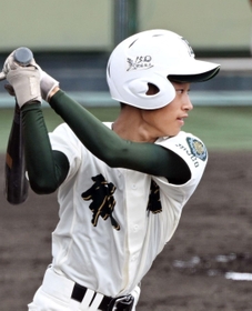 作新学院-報徳　８回裏報徳２死三塁、左前適時打を放つ勢志＝姫路市ウインク（撮影・坂井萌香）