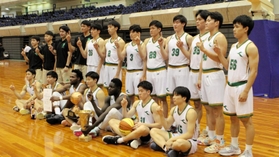 男子で初優勝し、記念撮影する神戸医療未来大の選手ら