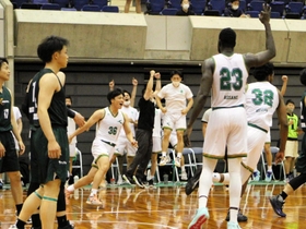 男子決勝で初優勝を決め、喜ぶ神戸医療未来大の選手ら