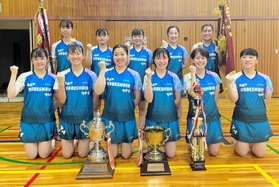 全日本大学総合選手権団体の部を初制覇した神戸松蔭女大の枝広瞳主将（前列左から３人目）ら選手たち＝神戸市灘区