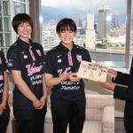 記念品を手渡すヴィクトリーナ姫路の（左から）田中咲希、佐々木千紘、古市梨乃＝神戸新聞社（撮影・大森　武）