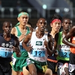 陸上男子５０００メートル決勝　外国人留学生に囲まれて力走する報徳の前田和摩（左から２人目）と西脇工の長嶋幸宝（右から２人目）＝鳴門ポカリスエットスタジアム（撮影・長嶺麻子）