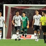 Ｃ大阪-神戸　前半２２分、Ｃ大阪のタガートに先制ゴールを許し、肩を落とす神戸イレブン＝ヨドコウ桜スタジアム（撮影・吉田敦史）