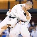 男子６６キロ級決勝　東海大相模・服部辰成（下）を破り、優勝した神港学園・顕徳海利＝愛媛県武道館