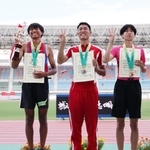 陸上男子走り高跳びで２メートル１２をマークし、表彰式でトロフィーを手に笑顔を見せる市尼崎の川崎俊祐（左）＝７日、徳島県鳴門市、鳴門ポカリスエットスタジアム（撮影・長嶺麻子）